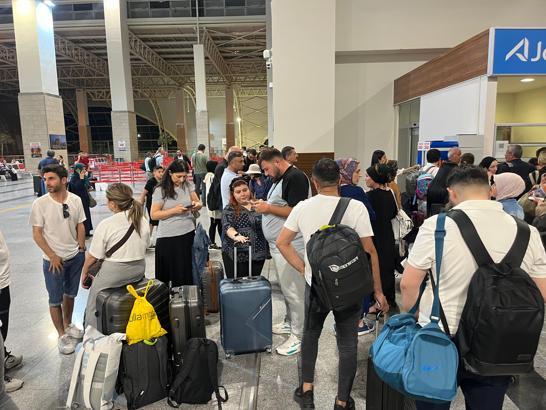 Diyarbakır Havalimanı pistinde çatlak; uçaklar başka meydanlara divert etti