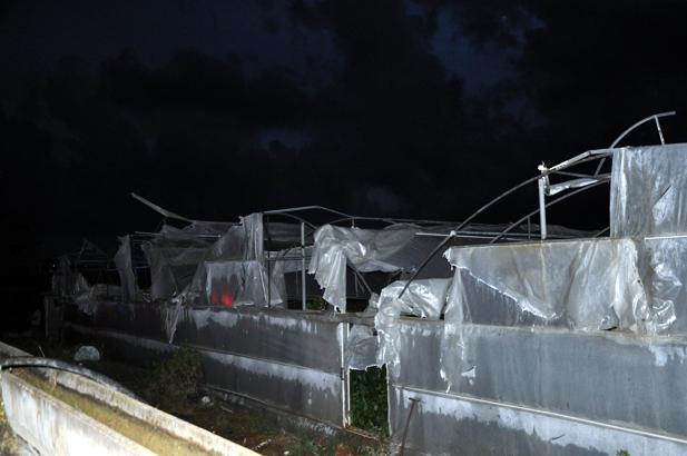 Antalya'da hortum; seralar zarar gördü, evlerin çatısı uçtu