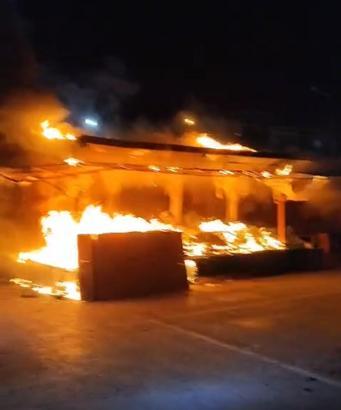 Sebze- meyve tezgahının alev alev yanması kamerada