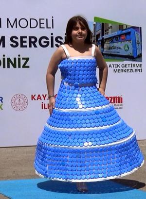 İlkokul öğrencileri, topladıkları atıkları kıyafete dönüştürüp defilede sergiledi