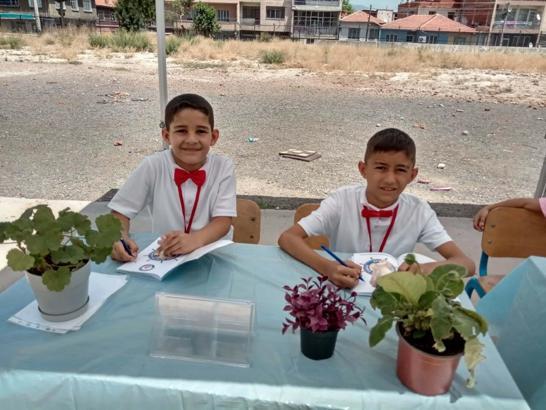 İlkokul öğrencileri yazdıkları kitapları imzaladı