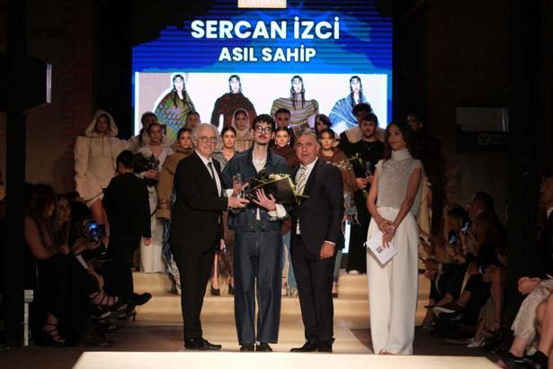 İzmir Ekonomili modacılara çifte ödül