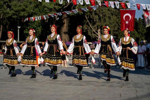 Bornova'da halayla bütünleşen kültürler buluşması