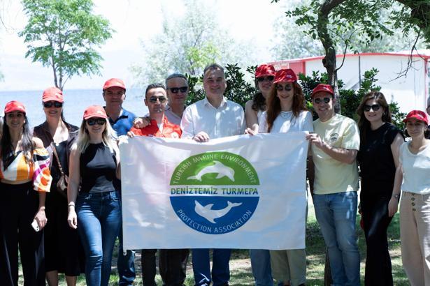 Aras Kargo Kadın Voleybol Takımı oyuncuları, kıyı temizleme etkinliğine katıldı