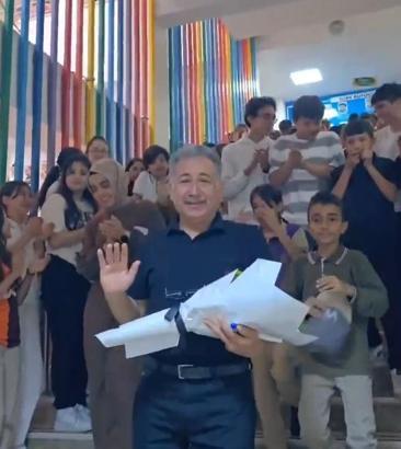 Emekliye ayrılan öğretmene veda töreni