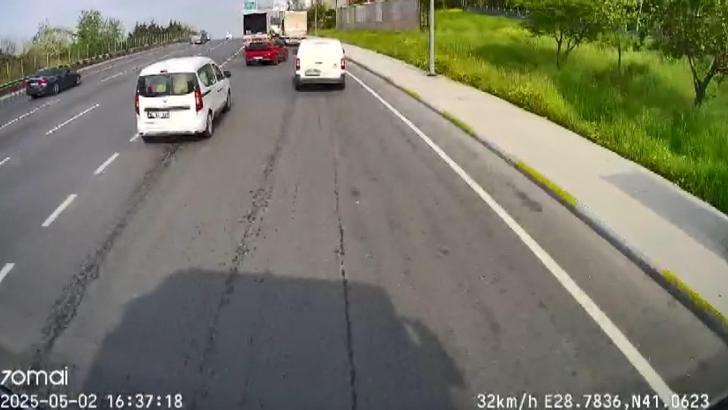 İstanbul- Küçükçekmece'de fren yerine debriyaja basınca arkasındaki TIR'a çarptı