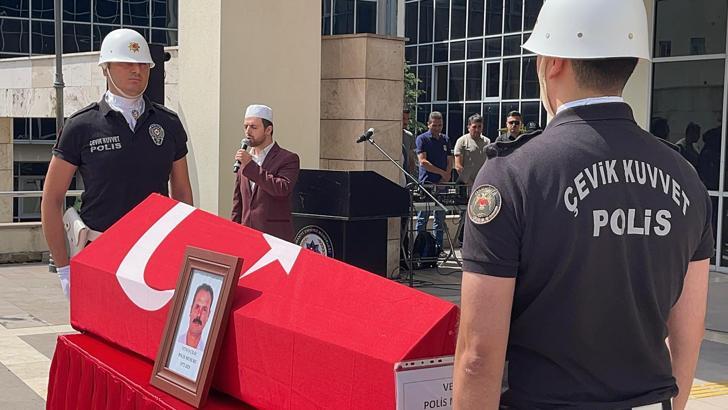 Kalp krizi geçiren polis memuru için tören