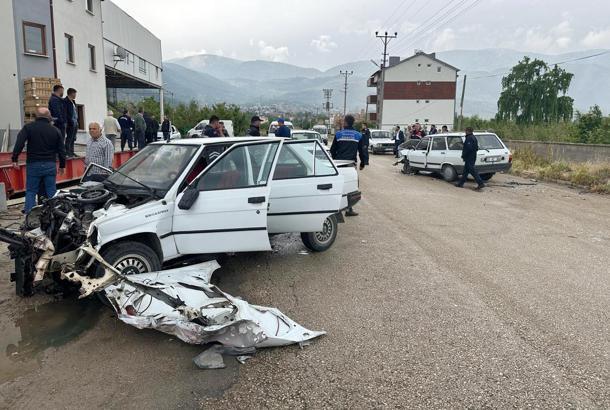 Otomobiller kafa kafaya çarpıştı: 3 yaralı