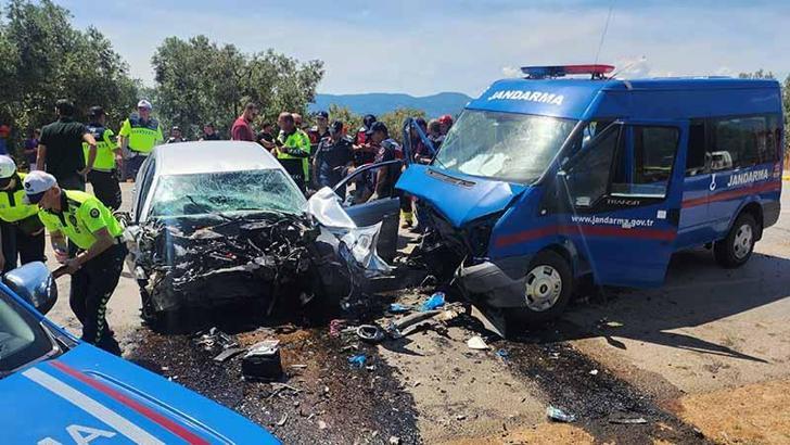 Bursa'da otomobil ile jandarma minibüsü çarpıştı; 1 ölü, 2 yaralı