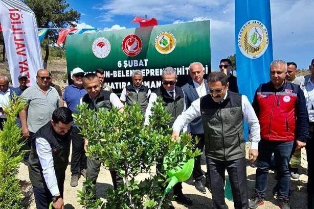 Depremde hayatını kaybedenler için hatıra ormanı