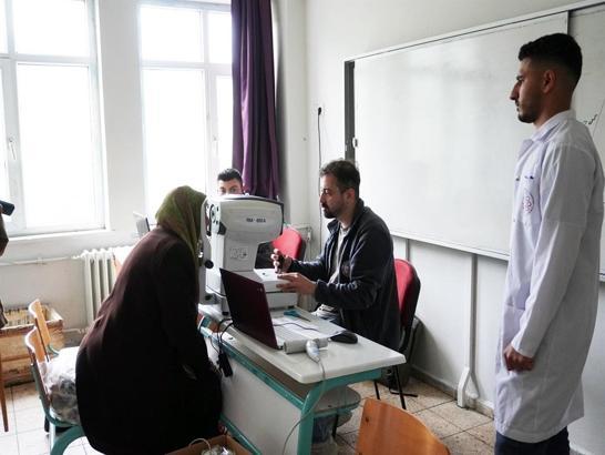 Tıp öğrencileri ilk hastalarına muayenehaneye çevirdikleri ilkokulun sınıfında baktı