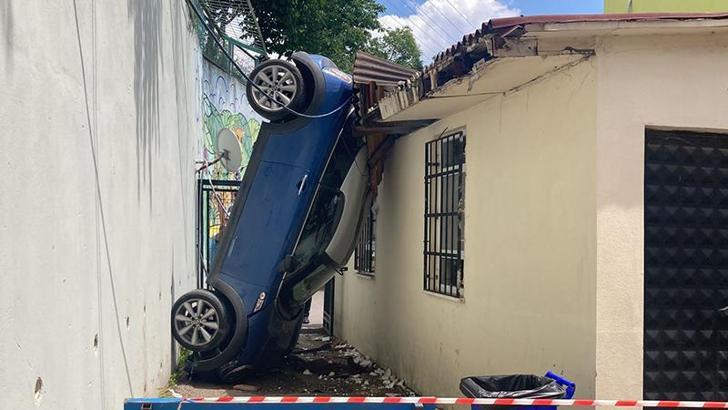 Otomobil, 5 metreden okul bahçesine uçtu; sürücü yaralandı