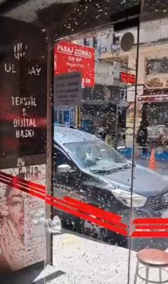 Arılar iş hanının girişine oğul verdi