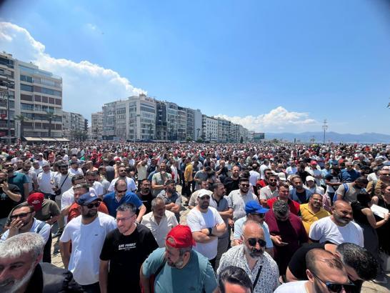 İzmir'de grevin ikinci gününde duraklarda yine yoğunluk oluştu (2)
