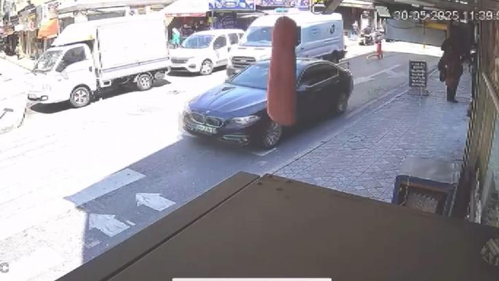 İstanbul- Beyoğlu'nda minibüsün yolun karşısına geçmeye çalışan yayaya çarptığı anlar kamarada
