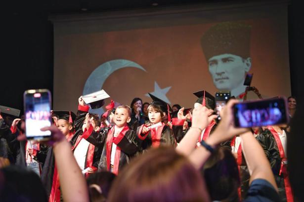 Konyaaltı kreşlerinin minikleri kep attı