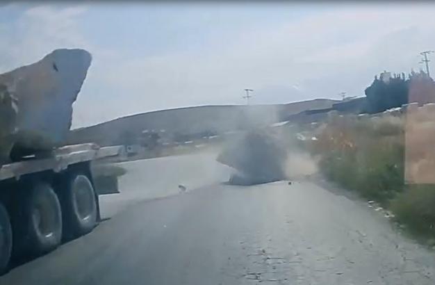 Otomobil sürücüsü, yola düşen mermer bloktan son anda kurtuldu; o anlar kamerada