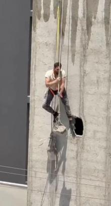 Devrilen iskeleden düşen işçi emniyet halatıyla kurtuldu