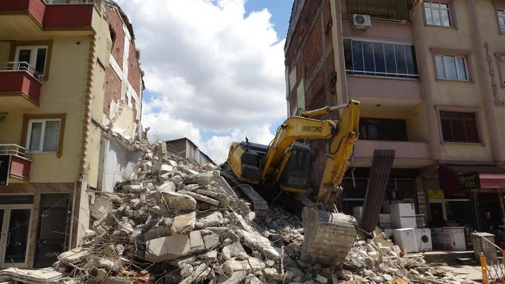 Metruk yapının yıkımı sırasında bitişikteki 3 bina hasar gördü