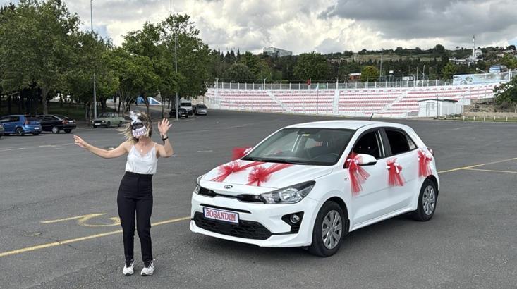 Eşinden boşanan kadın, göbek atarak kutlama yaptı