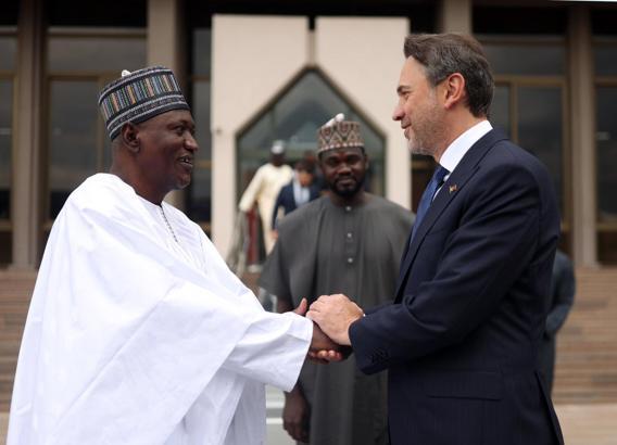 Bakan Bayraktar, Nijer Petrol Bakanı Oumarou ile görüştü