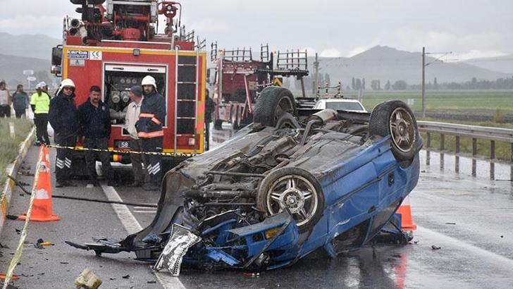 Karşı şeride geçen otomobil, araca çarptı: 1 ölü, 4 yaralı
