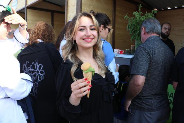 Samsun'da Ot Yemekleri Festivali'nde 'ısırganlı dondurma'ya yoğun ilgi