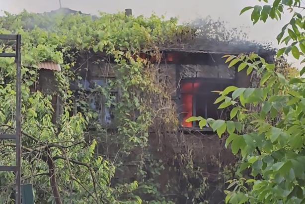 Sapanca'da yanan 2 katlı evde hasar oluştu