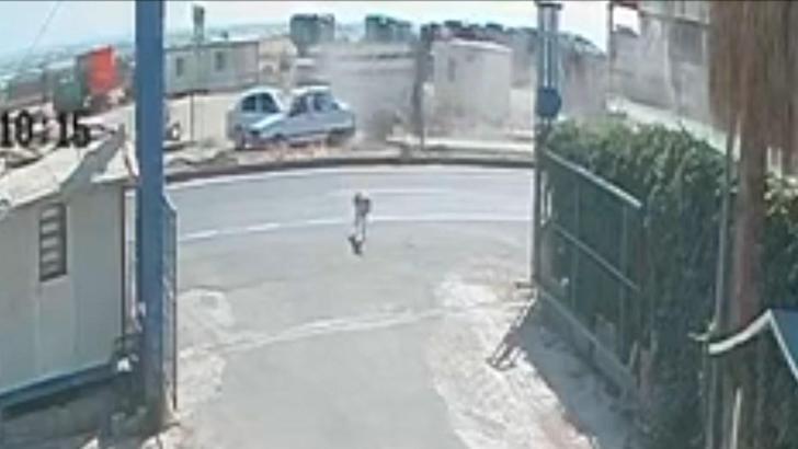 Yolun karşısına geçmek isteyen köpeğin neden olduğu kaza kamerada; 4 yaralı