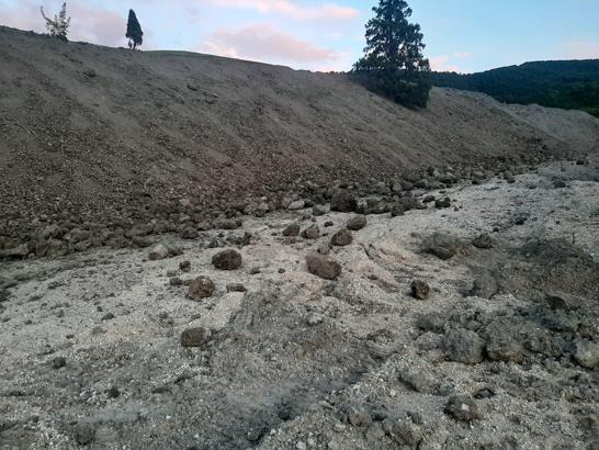 Karabük'te toprak kayması; köy yolu kapandı