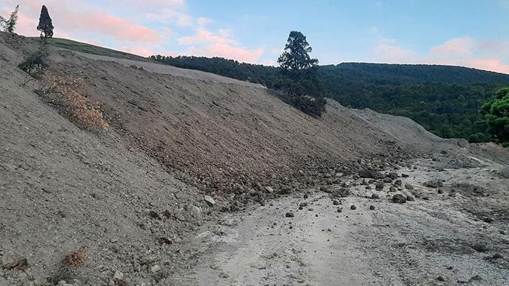 Karabük'te toprak kayması; köy yolu kapandı