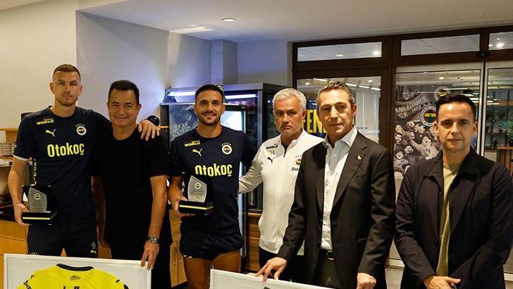 Edin Dzeko ve Dusan Tadic'e teşekkür plaketi verildi