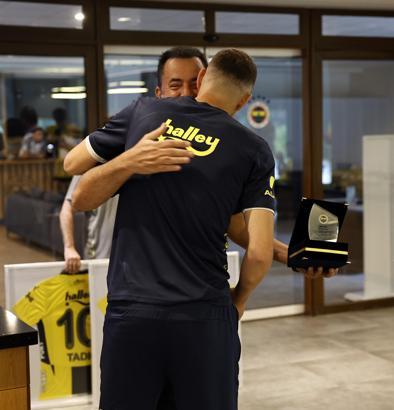 Edin Dzeko ve Dusan Tadic'e teşekkür plaketi verildi