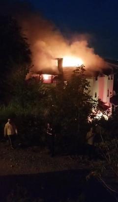 Yalova'da 3 katlı binanın çatısındaki yangın söndürüldü