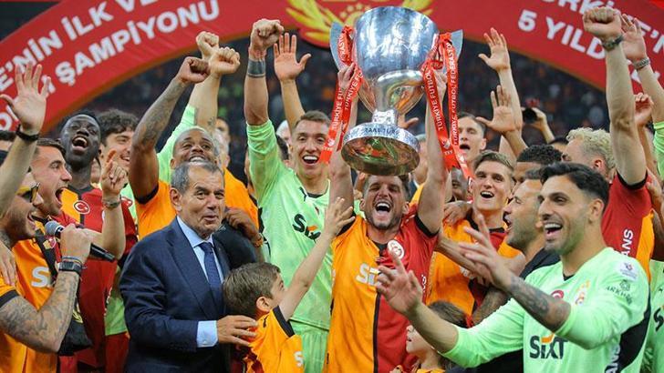 Galatasaray şampiyonluğunu taraftarıyla stadyumda kutladı