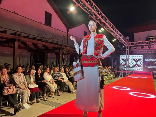 Eski çırçır fabrikasında defile