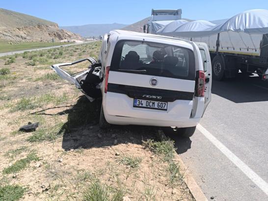 Van'da hafif ticari araçlar çarpıştı: 4 ölü, 2 yaralı