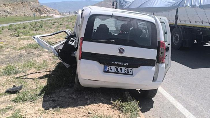 Van'da hafif ticari araçlar çarpıştı: 4 ölü, 2 yaralı