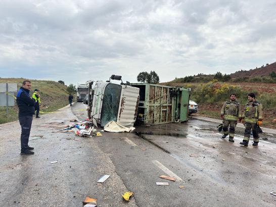 Belediyenin çöp kamyonu devrildi; 1 ölü, 1 yaralı