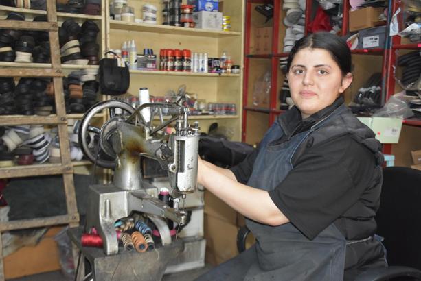 Ayakkabı tamircisi çırağı 16 yaşındaki Esra, kentte tek