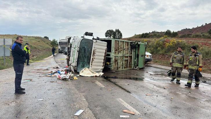 Belediyenin çöp kamyonu devrildi; 1 ölü, 1 yaralı