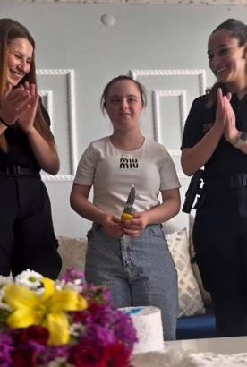 Lösemiyle mücadele eden babanın Down sendromlu kızına doğum günü sürprizi