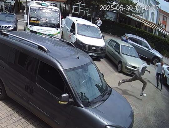 'Camide minibüsünü yıkama' diye uyaran muhtara saldırı kamerada