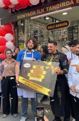 5 dakikada 11 metrelik böreği yedi, 10 gram altın kazandı