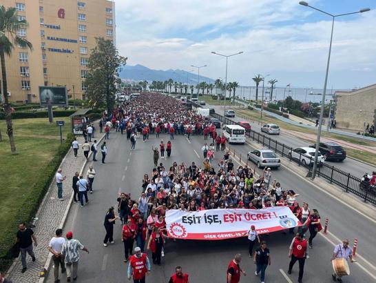 İzmir'de grevin 3'üncü gününde sokaklarda çöpler birikti (2)