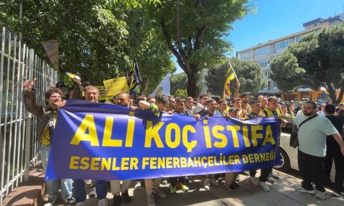 Fenerbahçeli taraftarlar Cadde'den stada kadar yönetimi protesto etmek için yürüdü