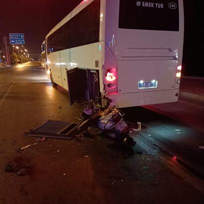 Midibüse çarpan motosikletin sürücüsü öldü