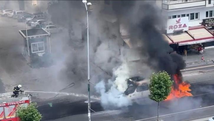 Yolcu minibüsü alev alev yandı