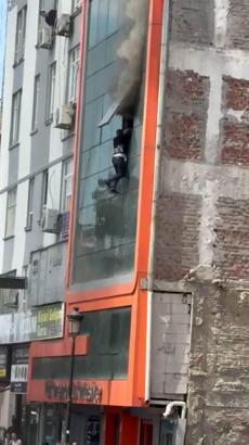 Adana'da yastık imalathanesinde yangın; 3'üncü katın penceresinden atlayan 2 işçi yaralandı