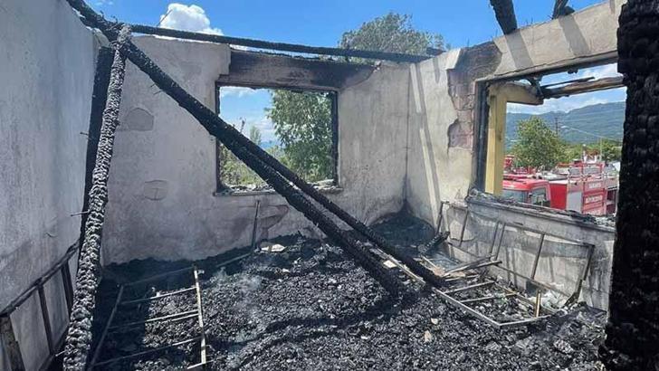 Taraklı'da 2 katlı ev yangında kullanılmaz hale geldi